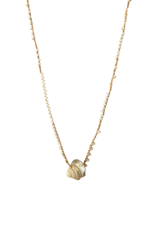 Collana bianca con conchiglia in madreperla